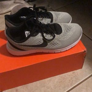 Black and gray Nike free run sneakers 6.5